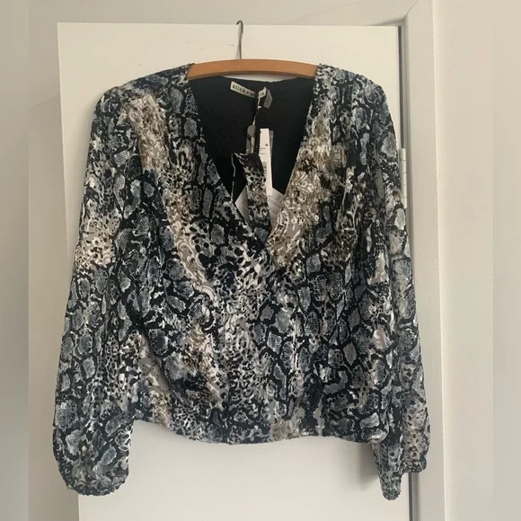Alice + Olivia ‘Luba’ snake print silk-blend blouse with detachable collar - Picture 2 of 12